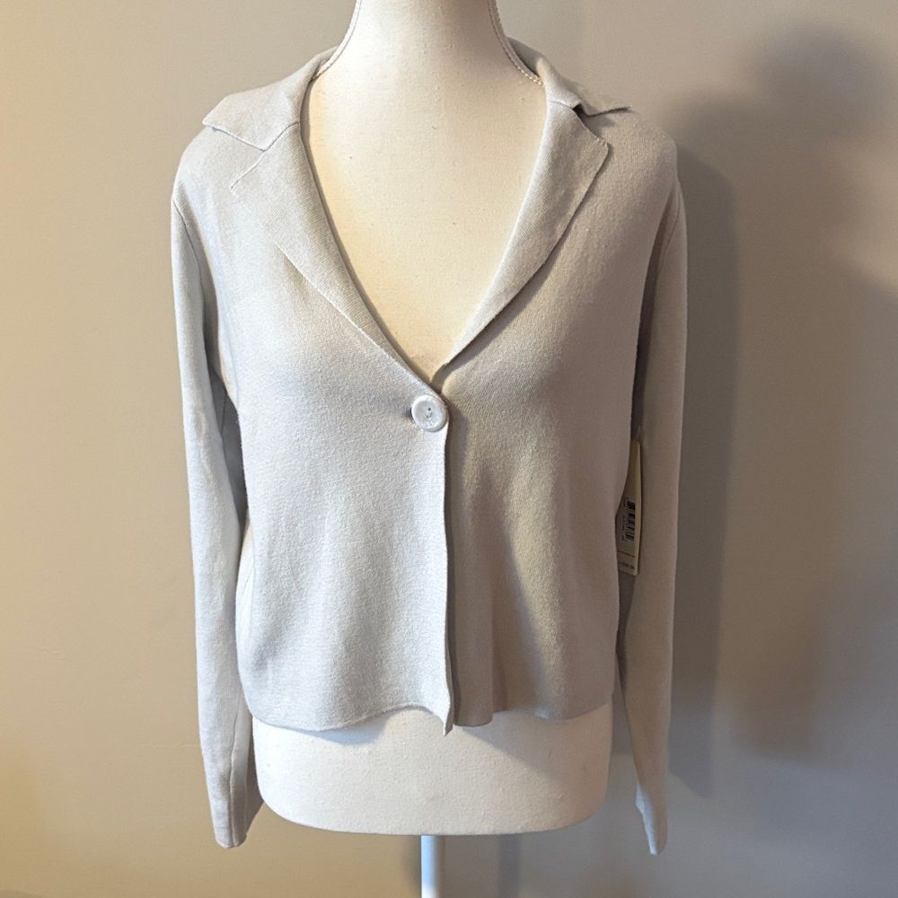 NWT Cyrus Super Soft Gray Button Up Cropped Collard Cardigan Sweater. Size M